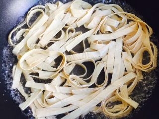 7、凉拌豆腐皮,焯水三分钟