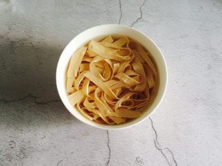 8、凉拌豆腐皮,捞起过冷水