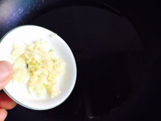 13、凉拌豆腐皮,倒入蒜末