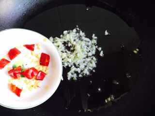 14、凉拌豆腐皮,倒入干辣椒