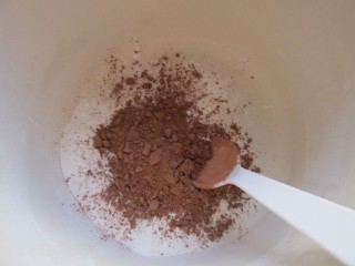 2、可可奶油裸蛋糕,把可可粉加入到面粉中。