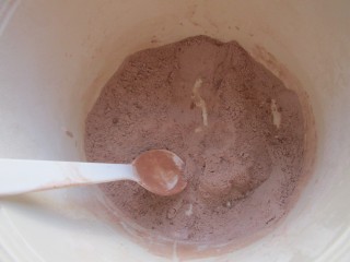 3、可可奶油裸蛋糕,拌匀。