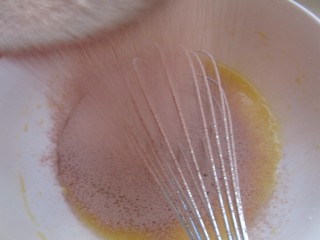 4、可可奶油裸蛋糕,把鸡蛋玉米油和牛奶拌匀，筛入粉类。