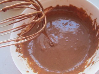 5、可可奶油裸蛋糕,拌匀成蛋黄糊。