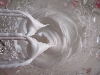 6、可可奶油裸蛋糕,把蛋清和白糖一起打发成干性发泡的蛋白霜。