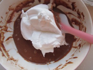 7、可可奶油裸蛋糕,把蛋白霜分次翻拌到蛋黄糊中。