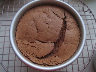 10、可可奶油裸蛋糕,烤箱200度预热，150度烤50分钟拿出。