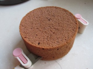 12、可可奶油裸蛋糕,用学厨关东刀切成薄片。