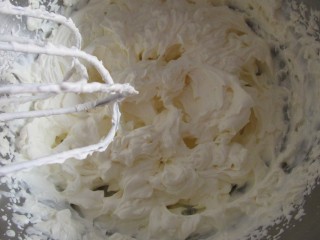 13、可可奶油裸蛋糕,把淡奶油加入白糖打发。