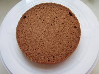 14、可可奶油裸蛋糕,拿一片蛋糕放入盘子上。