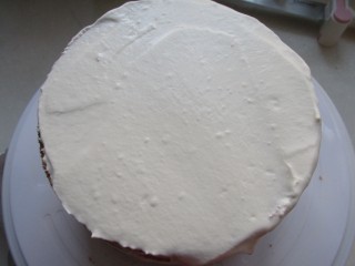 15、可可奶油裸蛋糕,抹上奶油，然后盖上另一片，重复操作。