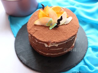16、可可奶油裸蛋糕,最后筛上可可粉，用巧克力棒，橙子片和香梨片做装饰即可。