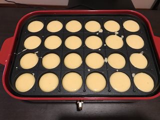 5、章鱼小丸子—Bruno锅菜谱,将面糊倒入锅里，大概8-9分满