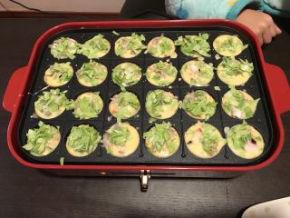 7、章鱼小丸子—Bruno锅菜谱,加入洋葱、包菜、香肠丁，材料多一点不然丸子不饱满哦