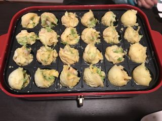 9、章鱼小丸子—Bruno锅菜谱,用签子把表面面糊分割开来，把周围的菜往丸子里塞，塞进去后把丸子翻转90度，有点皱，没关系，后面可以补圆