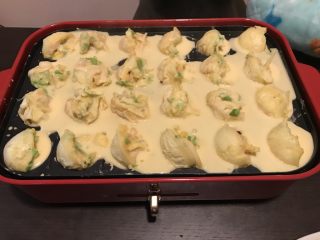 10、章鱼小丸子—Bruno锅菜谱,再倒些面糊，继续把表面多余的面糊往里面塞