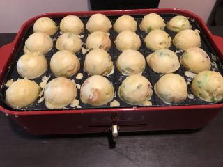 11、章鱼小丸子—Bruno锅菜谱,再翻面，如果不够饱满就再补点面糊或者塞点菜