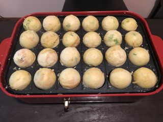 12、章鱼小丸子—Bruno锅菜谱,待表面金黄就可以出锅了，挤上沙拉酱、照烧酱、蕃茄酱，撒上海苔粉和木鱼花