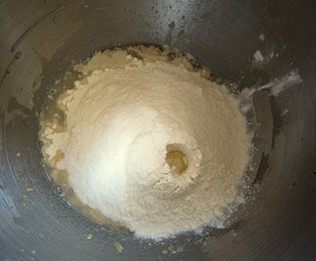 1、法式红酒金枪鱼面包,将除了橄榄油以外的所有面团材料放进家用搅拌机的搅拌缸中，湿性材料在下，干性材料在上