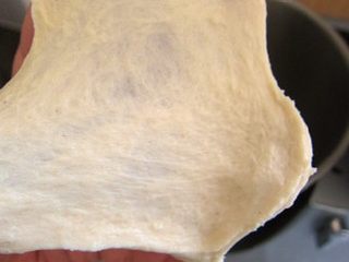 5、法式红酒金枪鱼面包,检查面团状况：能拉出粗糙的薄膜即可