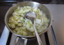 8、法式红酒金枪鱼面包,小锅内加入橄榄油，热锅凉油下入洋葱丁，小火慢慢煸炒