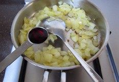 9、法式红酒金枪鱼面包,煸炒至洋葱透明并微微呈焦黄色时，加入红葡萄酒，继续煸炒至酒味散发出来