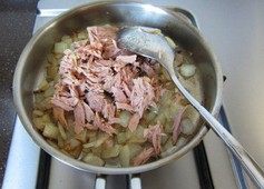 12、法式红酒金枪鱼面包,加入金枪鱼肉