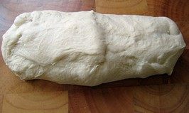 14、法式红酒金枪鱼面包,取出面团，按扁排气