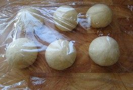 15、法式红酒金枪鱼面包,平均分成6份，滚圆后盖上保鲜膜，松弛15分钟