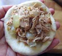 17、法式红酒金枪鱼面包,包入适量馅料