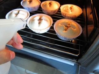 23、法式红酒金枪鱼面包,烤箱预热200度，放进面包胚，在面包胚和烤箱壁上喷水，立即关上烤箱门