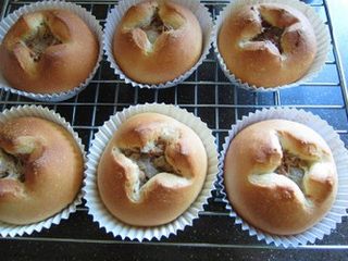 24、法式红酒金枪鱼面包,降温到180度，烤15——18分钟，至面包表面金黄