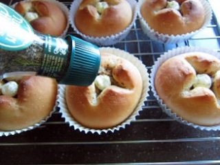 26、法式红酒金枪鱼面包,再撒上少许香草末即可