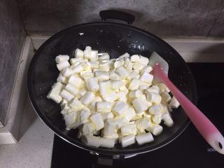 7、网红雪花酥,加入棉花糖拌匀