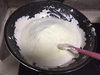 10、网红雪花酥,加入奶粉翻拌