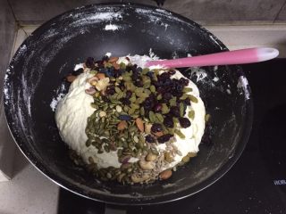 12、网红雪花酥,依次加入坚果