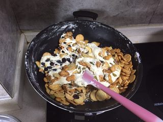 14、网红雪花酥,快速拌匀