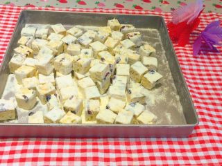 21、网红雪花酥,均匀的切块