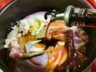 7、五香酱牛肉,放入生抽 老抽