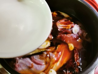 11、五香酱牛肉,倒入清水  水量与食材持平即可