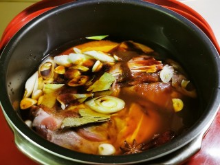 12、五香酱牛肉,加入五香粉和胡椒粉拌匀  