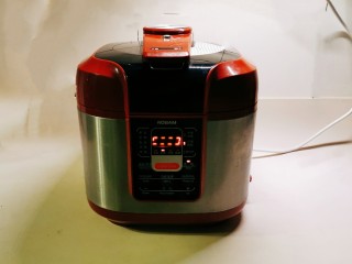 13、五香酱牛肉,扣上压力锅盖子  选择牛肉键  压力锅开始工作  制作工作结束后不要着急开盖  选择保温再焖几个小时  更加软烂入味