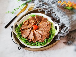 16、五香酱牛肉,装盘 生菜铺底  将五香牛肉整齐码放到生菜上面 即食