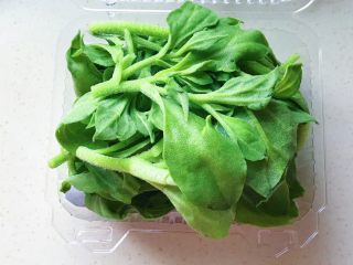 2、碧绿脆爽冰草沙拉,仔细看看还带着水珠