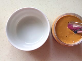 5、碧绿脆爽冰草沙拉,碗里舀两勺花生酱