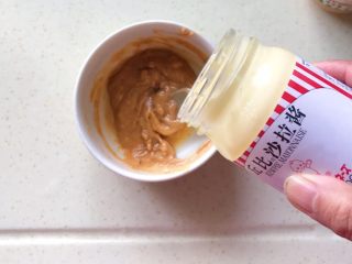 7、碧绿脆爽冰草沙拉,加入两勺沙拉酱