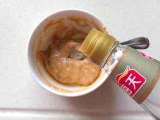 8、碧绿脆爽冰草沙拉,倒入一勺白醋