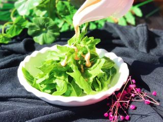 11、碧绿脆爽冰草沙拉,淋上调好的酱汁