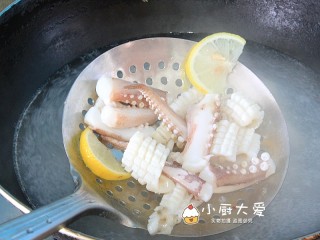 4、过年菜----泰式海鲜沙拉,放入沸水中焯熟，焯水的时候放几片柠檬，捞出沥干水份