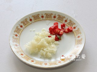7、过年菜----泰式海鲜沙拉,大蒜剁碎，小米辣切圈